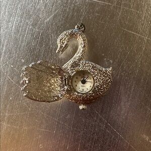 Elegant Silver Swan Pendant watch